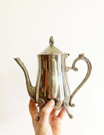 Sierlijke verzilverde (?) theepot. Vintage kannetje met deksel