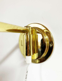 Goudkleurig vintage wandlampje met glazen kap. Hollywood Regency stijl lamp
