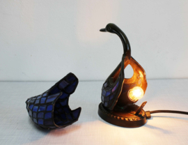 Sfeervol Tiffany stijl zwanenlampje.  Tafellamp in de vorm van een zwaan