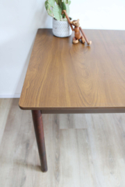 Stevige vintage tafel op houten poten. Retro eettafel.