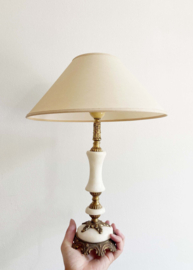 Vintage Kitsch lampje op marmerlook voet. Brocante lamp met messing details