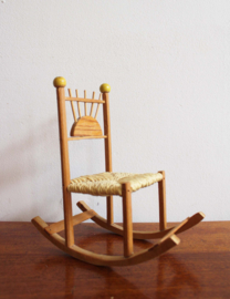Vintage poppenhuis meubels. Retro boho stoeltjes, tafel, bankje  en schommelstoel