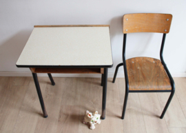 Stoer vintage bureau met schoolstoel. Retro lessenaar / tafeltje