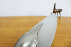 Vintage wandlampje van melkglas. Art Deco stijl lamp met zilveren details