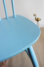Blauwe vintage spijlenstoel. Houten retro stoel met Scandinavisch tintje
