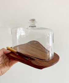 Glazen kaasstolp op teakhouten plateau. Scandinavisch design - Akta Teak