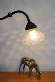 Antiek wandlampje met glazen kap. Vintage lampje