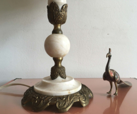 Vintage lamp op albast/marmeren voet. Kitsch tafellamp met geplooide kap