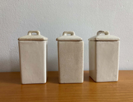 3 vintage aardewerk potten met deksel. Antieke voorraad potjes - Duits