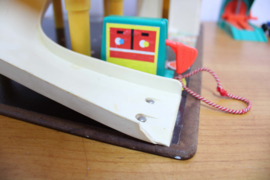 Vintage Fisher-Price garage met auto's en poppetjes. Retro speelgoed 930 - compleet