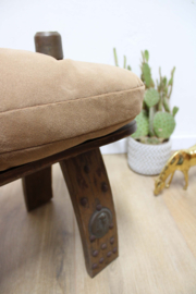 Vintage kamelenzadel kruk met bruin kussen. Houten Boho voetenbankje