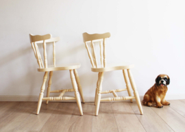 Set robuuste vintage cafestoelen. Houten retro stoelen