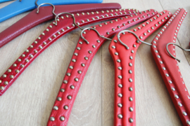 11 vintage kledinghangers o.a. met studs. Set retro kleerhangers/kapstokjes