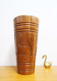Unieke houten paraplubak met reliëf van een hert. Hoge Wabi Sabi pot
