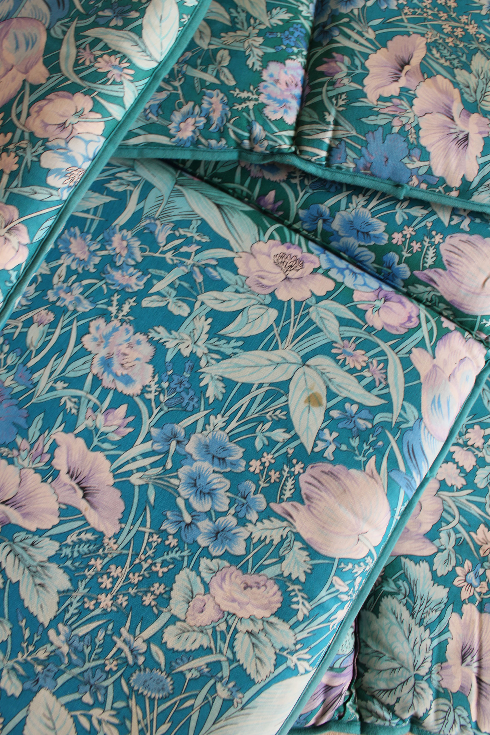 Set van 4 vintage tuinstoelkussens. Vier retro kussens met bloemen en vogels