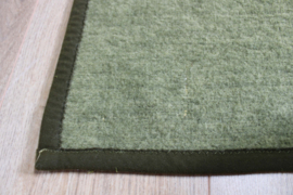 Groene wollen retro deken. Vintage sprei/ plaid met groovy patroon