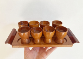 8 houten vintage eierdopjes op plateau. Retro eierdoppen