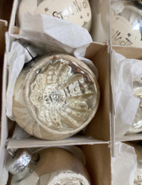 Set van 6 glazen vintage kerstballen. Antieke zilveren deukballen en 'Stille Nacht' ballen
