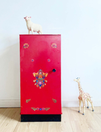 Knal rode vintage kledingkast voor de pop. Houten retro nachtkastje