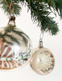 Set zilveren vintage kerstballen. Glazen kerstversiering, deukbal en stip