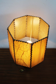 Brutalist  lamp met lederen kap. Houten vintage tafellamp - Wabi Sabi stijl