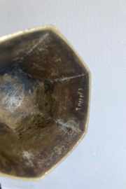 Grote antieke kandelaar met dover. Goudkleurige (messing - brons?)  kaarsenhouder