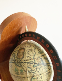 Set vintage boeksteunen met wereldbol. Houten retro boekensteun - globe