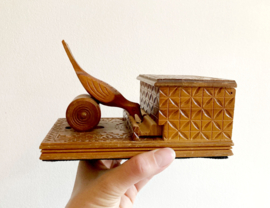 Houten vintage sigarettendoos met vogel.  Handgesneden doosje met mechanische vogel