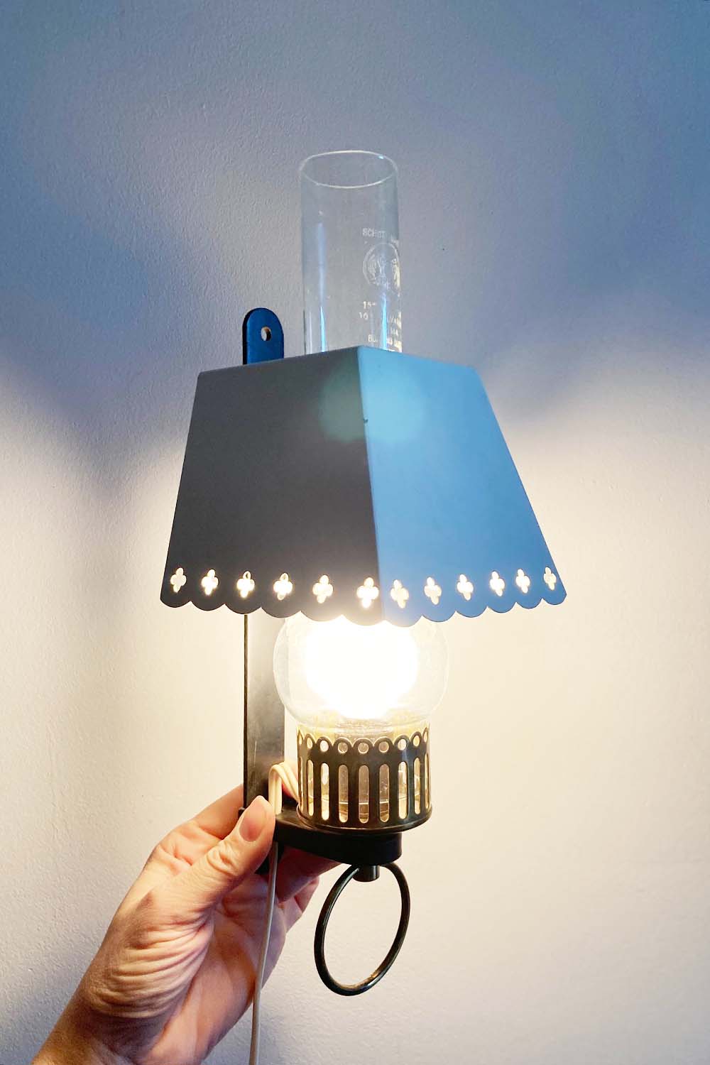 Antiek wandlampje - Schutz Mark. Vintage lampje met witte kap