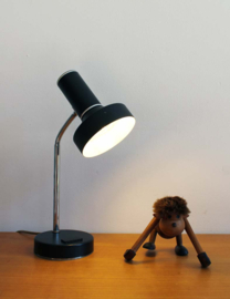 Zwarte retro bureaulamp. Vintage lampje met buigbare poot