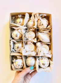 Set van 12 glazen vintage kerstballen. Antieke zilveren kerstversiering, o.a. deukballen