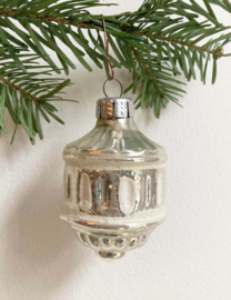 Glazen vintage kerstbal - lantaarn met sneeuw. Antiek zilveren kerstornament