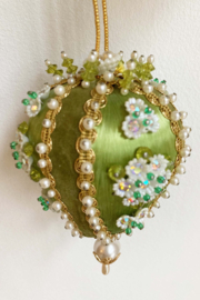 Groene vintage kerstbal met kraaltjes. Retro kerstversiering.