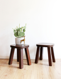 2 vintage plantentafeltjes. Set houten brutalist boomstam tafeltjes.