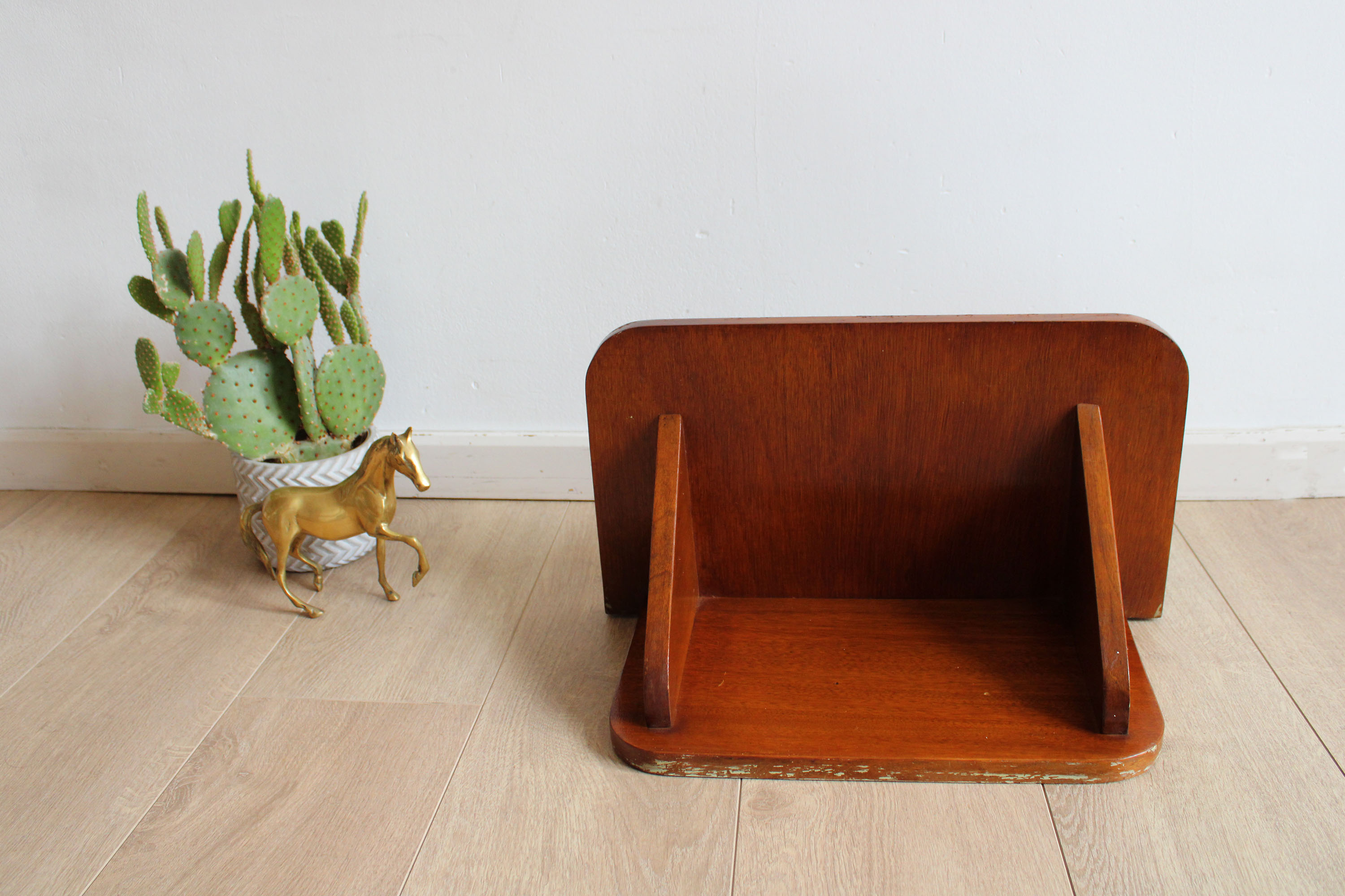 Houten vintage plankje. Retro schapje voor aan de wand
