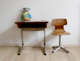 Vintage bureautje met schoolstoel. Retro lessenaar met stoel - Galvanitas