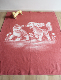 Roze vintage deken met poes en hondje.  Retro sprei van dralon