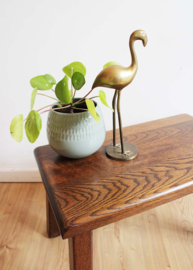 Houten robuuste vintage bijzettafel. Massieve brutalist plantentafel