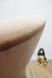 Vintage fauteuil bekleed met beige velvet. Antieke velours stoel