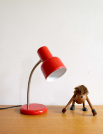 Rode retro bureaulamp. Vintage lampje met buigbare poot