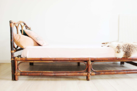 Rotan vintage bed uit de '70.  Retro daybed van bamboe.