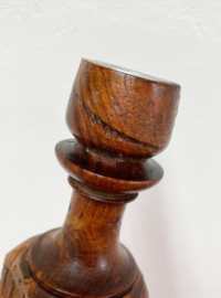 Handgemaakte retro kaarsen houder. Houten vintage kandelaar