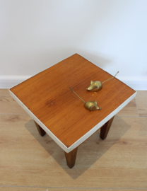Klein vintage plantentafeltje. Houten retro tafeltje