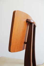 Houten vintage stoeltje. Mid Century retro slaapkamer stoel