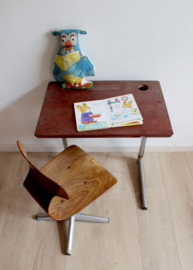 Vintage bureautje met schoolstoel. Retro lessenaar met stoel - Galvanitas