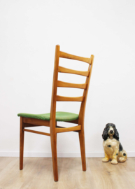 Houten vintage stoel met groene zitting. Retro Mid Century stoel