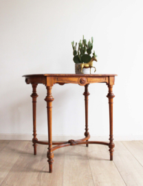 Houten antieke bijzettafel, Mahonie? Vintage tafeltje in  Louis XVI stijl.