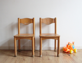 Set houten vintage schoolstoeltjes. Retro peuter / kleuter stoel