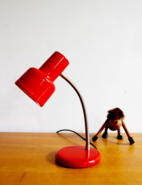 Rode retro bureaulamp. Vintage lampje met buigbare poot