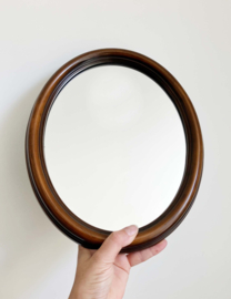 Ovaal vintage spiegeltje in houten lijst. Retro wandspiegel